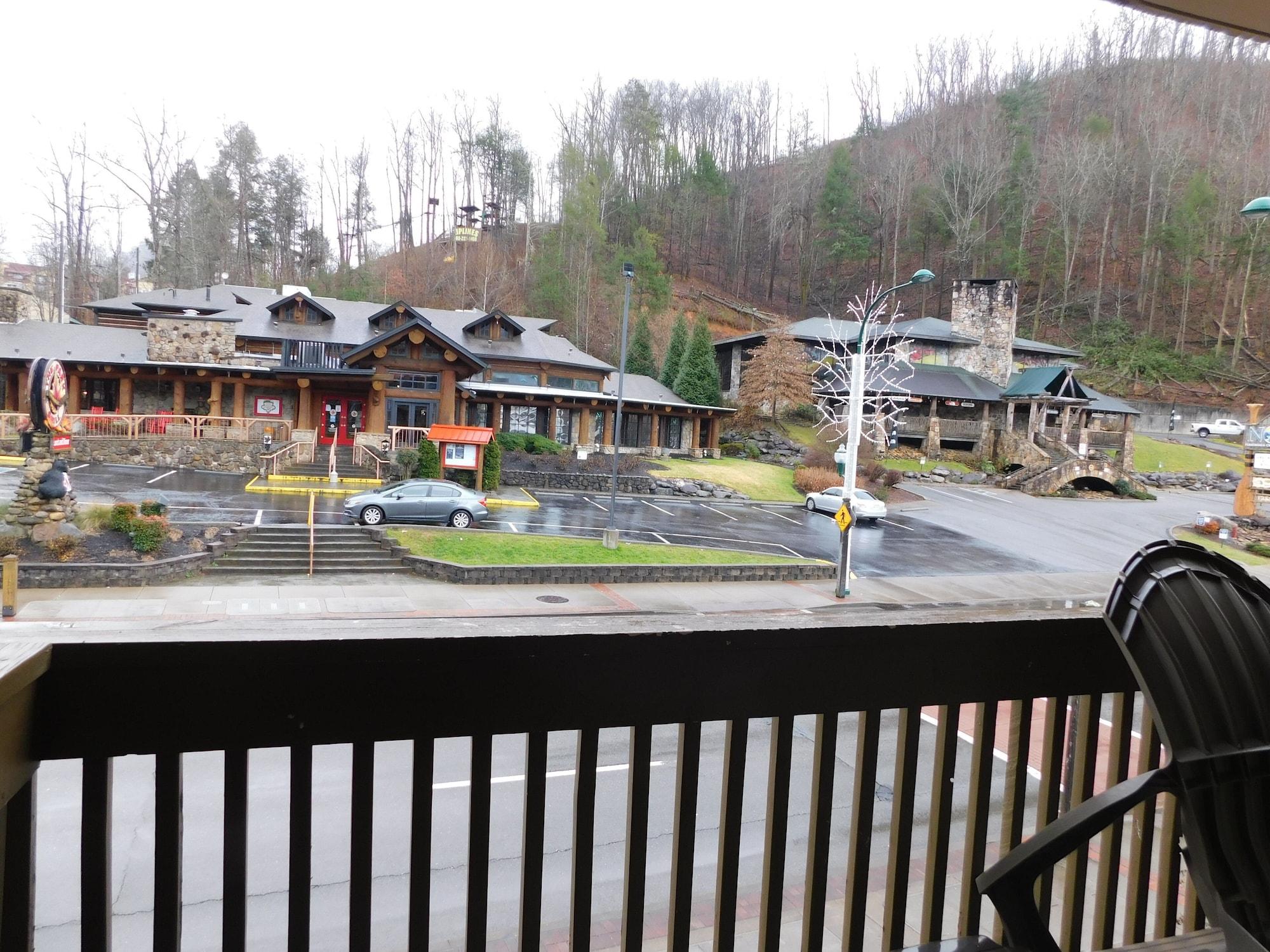 Days Inn & Suites By Wyndham Downtown Gatlinburg Parkway Bagian luar foto