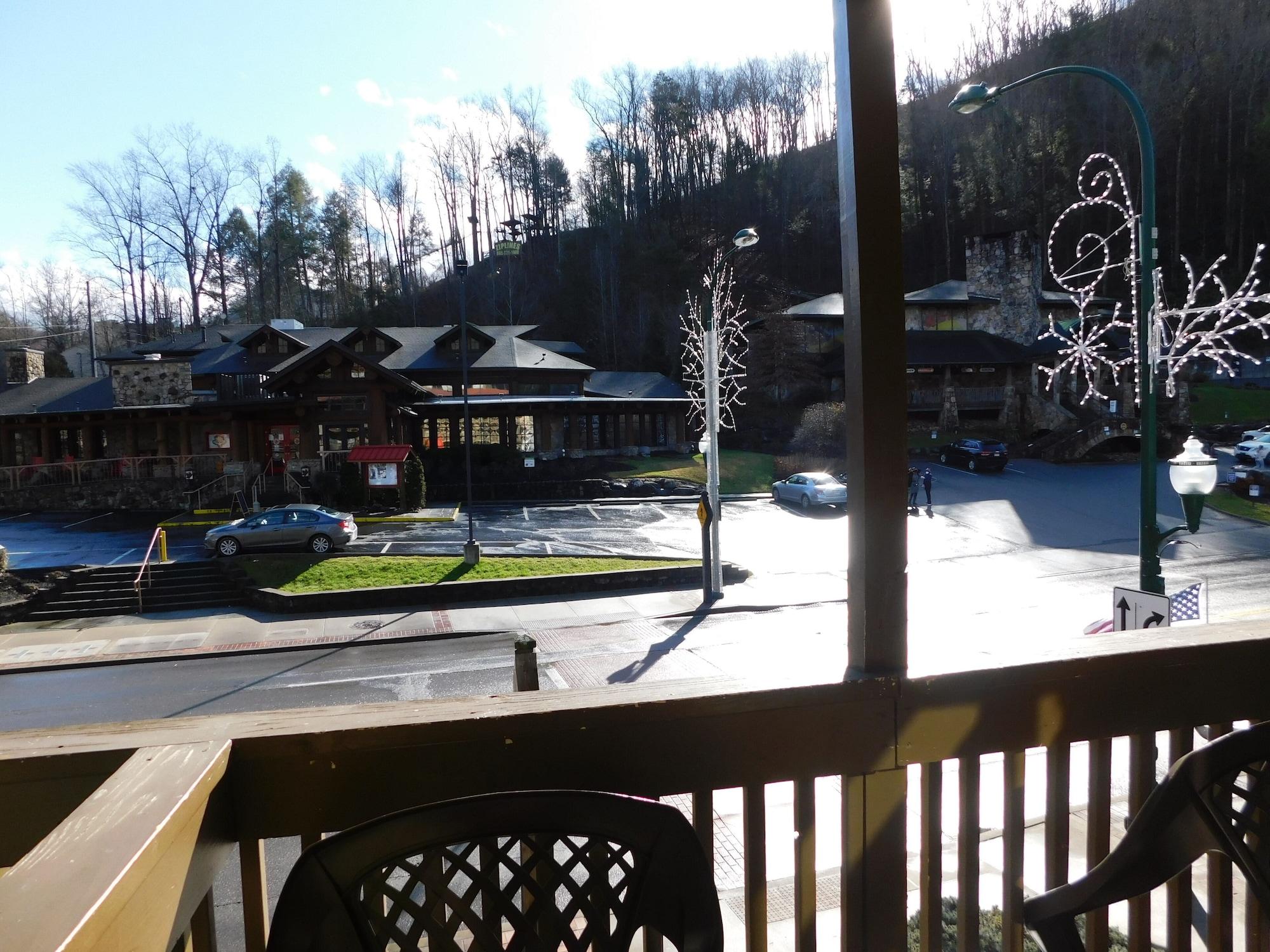 Days Inn & Suites By Wyndham Downtown Gatlinburg Parkway Bagian luar foto