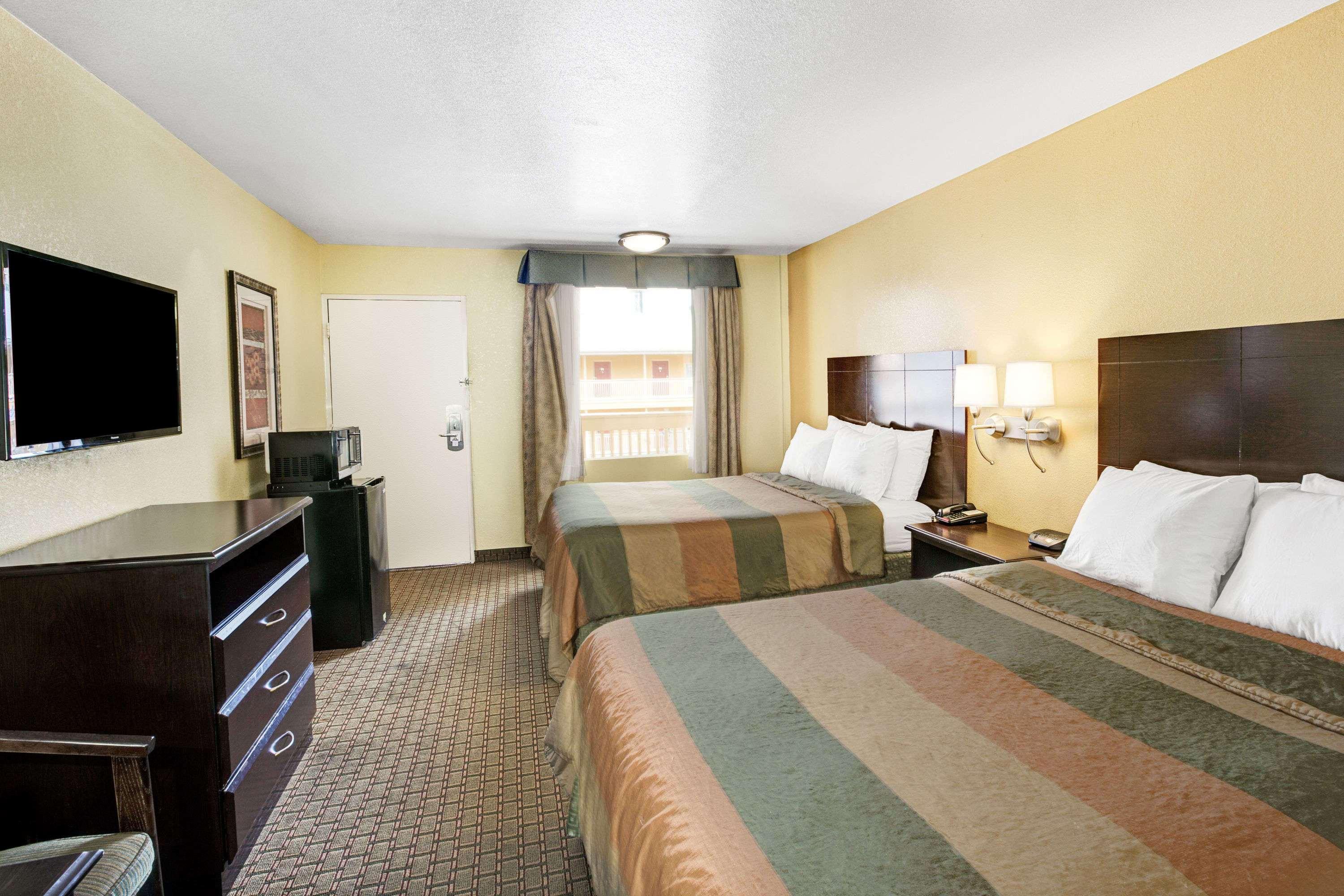 Days Inn & Suites By Wyndham Downtown Gatlinburg Parkway Bagian luar foto